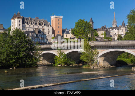 Francia, Pirenei Atlantiques, Bearn, Pau, Gave de Pau e il castello del XIV secolo il re Enrico IV il luogo di nascita Foto Stock