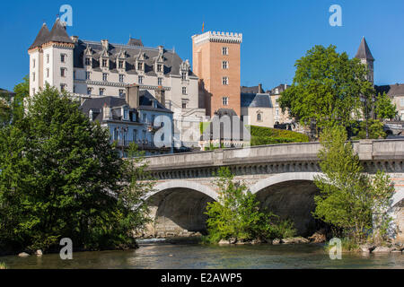 Francia, Pirenei Atlantiques, Bearn, Pau, Gave de Pau e il castello del XIV secolo il re Enrico IV il luogo di nascita Foto Stock