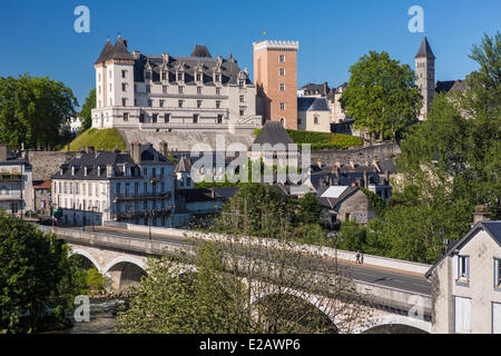 Francia, Pirenei Atlantiques, Bearn, Pau, Gave de Pau e il castello del XIV secolo il re Enrico IV il luogo di nascita Foto Stock