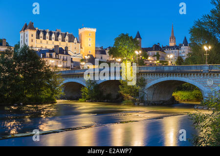 Francia, Pirenei Atlantiques, Bearn, Pau, Gave de Pau e il castello del XIV secolo il re Enrico IV il luogo di nascita Foto Stock