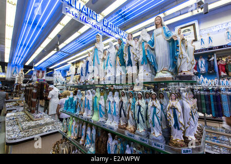 Francia, Hautes Pirenei, Lourdes, religiosi souvenir shop Foto Stock