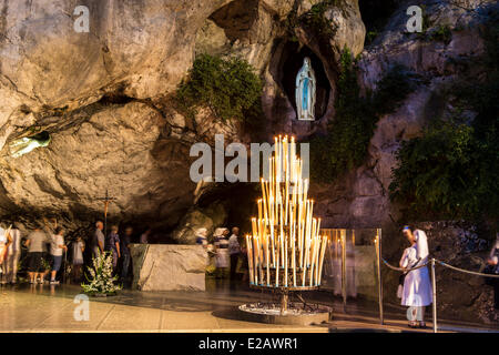 Francia, Hautes Pirenei, Lourdes, la grotta dove la Vergine Maria apparve a Bernadette Foto Stock