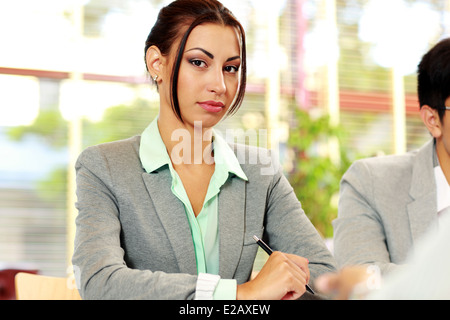 Ritratto di un grave imprenditrice in office Foto Stock