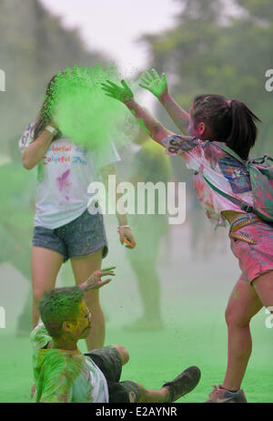 Changsha, provincia cinese di Hunan. Il 18 giugno, 2014. I partecipanti prendono parte a una esecuzione di colore in Changsha, centrale provincia cinese di Hunan, 18 giugno 2014. Credito: Bai Yu/Xinhua/Alamy Live News Foto Stock