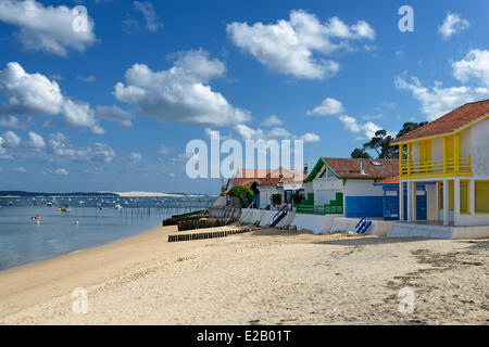 Francia, Gironde, Baia di Arcachon, l'herbe, plagette lungo colorate case di legno in un villaggio di pescatori Foto Stock