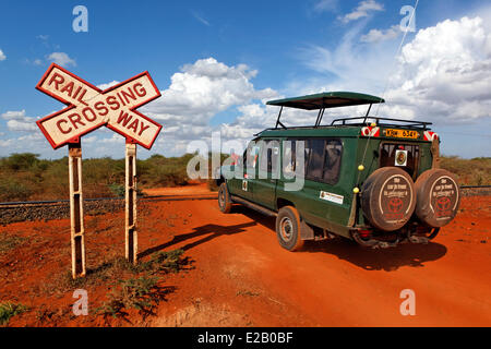 Kenya, Tsavo Est national park, Land Cruiser attraversando una ferrovia Foto Stock