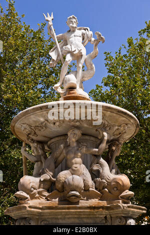 Francia, Aude, Carcassonne,Bastide Saint Louis (Città bassa), la fontana di Nettuno in marmo del XVIII secolo su Place Carnot Foto Stock