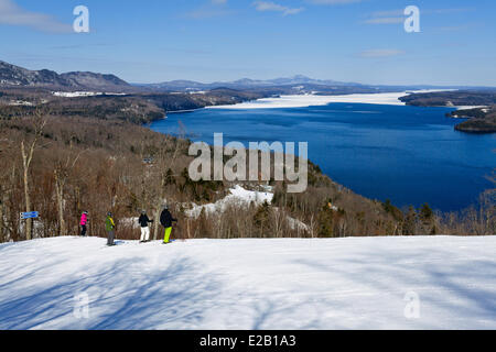 Canada, Provincia di Quebec, Eastern Townships (Estrie), il Gufo la testa piste da sci al di sopra del lago di Memphremagog Foto Stock