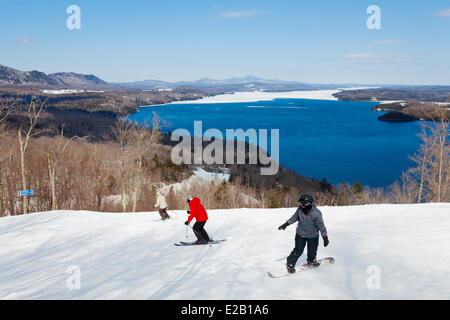 Canada, Provincia di Quebec, Eastern Townships (Estrie), il Gufo la testa piste da sci al di sopra del lago di Memphremagog Foto Stock