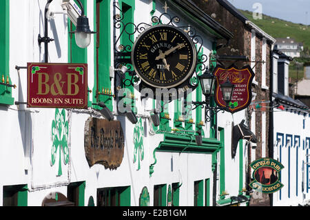L'Irlanda, nella contea di Kerry, la penisola di Dingle, Dingle, il bianco e il verde la facciata della Dingle Pub, orologio Foto Stock