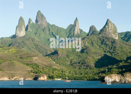 Francia Polinesia francese Isole Marchesi, Ua Pou isola, sei aghi rocciosi Foto Stock