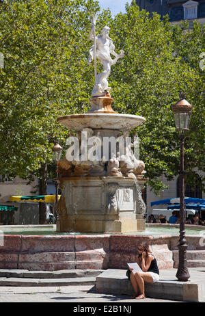 Francia, Aude, Carcassonne, Bastide Saint Louis (Città bassa), la fontana di Nettuno in marmo del XVIII secolo su Place Carnot Foto Stock