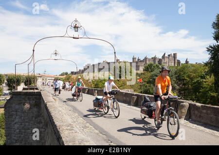 Francia, Aude, Carcassonne, città medievale elencati come patrimonio mondiale dall' UNESCO, Pont Vieux (Ponte Vecchio) oltre il fiume Aude Foto Stock