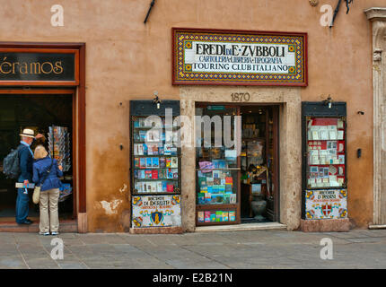 L'Italia, l'Umbria, Assisi, Piazza del Comune, librai antiquari, 1870 tipografia Foto Stock