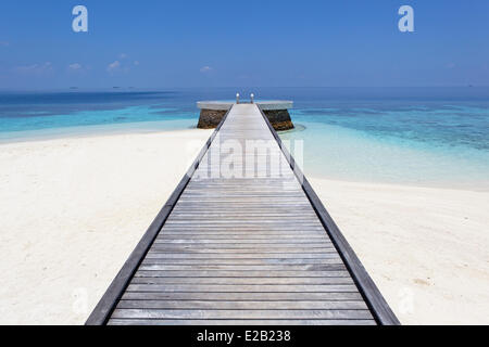 Maldive Kaafu Nord Male Atoll, Huvafen da Fushi hotel, pontile con jacuzzi Foto Stock