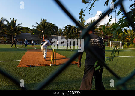 Maldive atollo di Rasdhoo Kuramathi hotel, cricket game Foto Stock