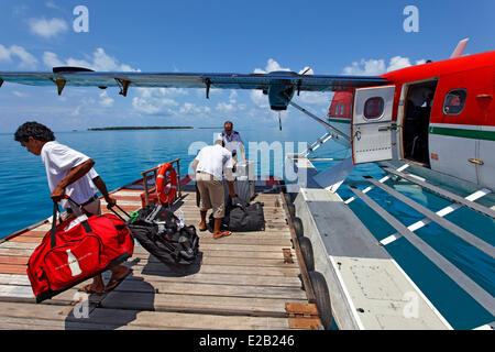 Maldive, idrovolante di aria maldiviano Taxi Company, lo scarico dei bagagli Foto Stock