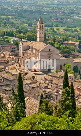 L'Italia, l'Umbria, Assisi, la Basilica di Santa Chiara, la chiesa romanica del XIII secolo Foto Stock