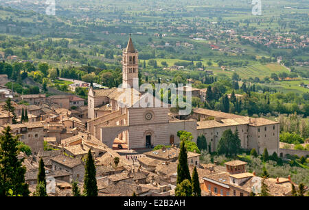 L'Italia, l'Umbria, Assisi, la Basilica di Santa Chiara, la chiesa romanica del XIII secolo Foto Stock