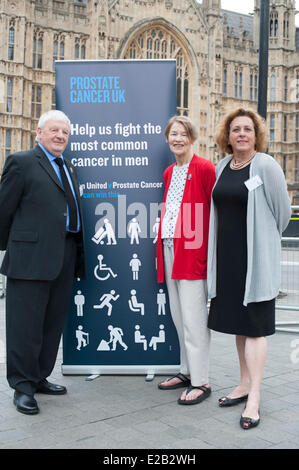 Palazzo Vecchio Cantiere, Westminster, London. Il 18 giugno 2014. Ex attore Glenda Jackson MP aiuta a lanciare un nuovo cancro della prostata campagna del Regno Unito al di fuori della sede del parlamento di Londra. Credito: Lee Thomas/Alamy Live News Foto Stock