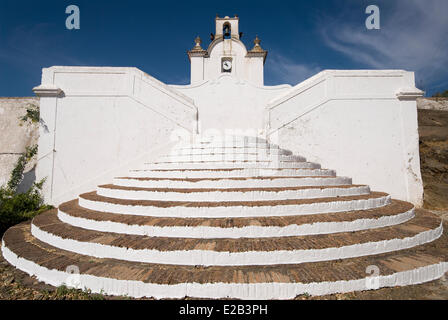 Il Portogallo, Algarve, Alcoutim, scala in pietra bianca di chiesa nel villaggio Foto Stock