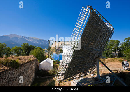 Francia, Pirenei orientali, regione Capcir, Mont Louis, il suo forno solare con doppia riflessione è il primo nel mondo Foto Stock