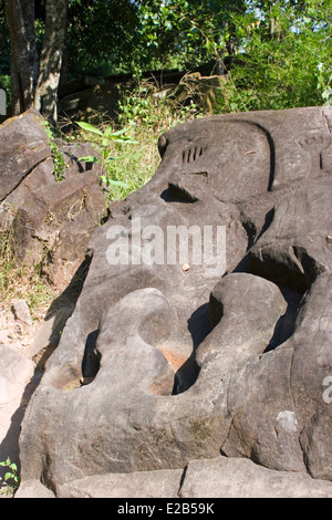 Una scultura in pietra tra le rovine di antichi era di Angkor Wat Phu, costruito dai Khmer, in Champasak, Laos. Foto Stock