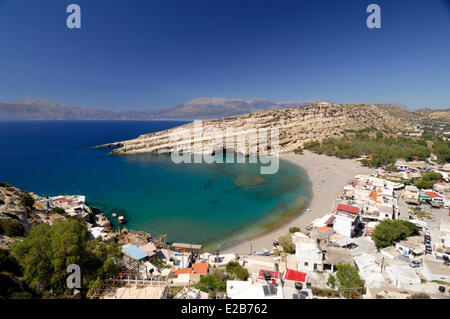 La Grecia, Creta, Matala, spiaggia sabbiosa e grotte visto da sopra il villaggio di Baia con acque turchesi Foto Stock