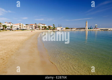 La Grecia, Creta, Rethymnon, spiaggia con il porto veneziano e il faro Foto Stock