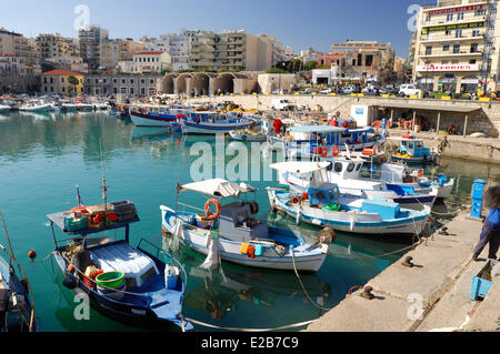 La Grecia, Creta, Heraklion, barche ormeggiate nel porto di pesca Foto Stock