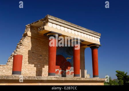 La Grecia, Creta, Cnosso, sito archeologico, il Palazzo del Re Minosse, l'entrata nord di colonne Foto Stock