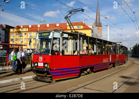 La Polonia, la Pomerania occidentale, Szczecin, Brama Portowa luogo (luogo della porta della porta), rosso tram arrestato in corrispondenza di una stazione Foto Stock