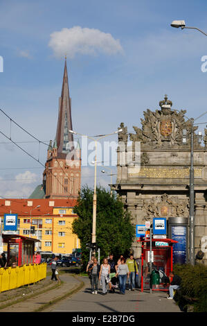 La Polonia, la Pomerania occidentale, Szczecin, Brama Portowa (la porta della porta), stazione del tram prima della porta Foto Stock