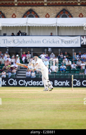 Gli uomini che giocano a cricket in un match durante il Cheltenham festival di cricket Foto Stock