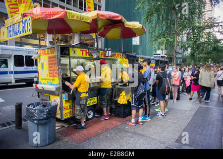 Il popolare ragazzi Halal food cart in Midtown Manhattan a New York Foto Stock
