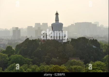 Cina, Pechino, citta' interna, Qiong hua isola del parco Beihai, Dagoba bianco Foto Stock