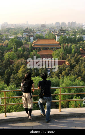 Cina, Pechino, Distretto di Doncheng, Torre del Tamburo & Dianmenwai Dajie dal Parco Jingshan (carbone Hill) Foto Stock