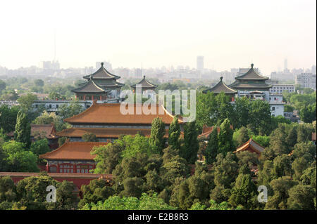 Cina, Pechino, Distretto di Doncheng, Torre del Tamburo & Dianmenwai Dajie dal Parco Jingshan (carbone Hill) Foto Stock