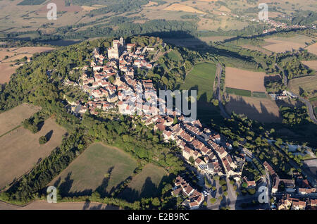 Francia, Yonne, Parc Naturel Regional du Morvan (Parco Naturale Regionale del Morvan), Vezelay, etichettati Les Plus Beaux Villages de France (i più bei villaggi di Francia), Vezelay la chiesa e la collina elencati come patrimonio mondiale dall' UNESCO (vista aerea) Foto Stock