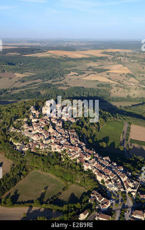 Francia, Yonne, Parc Naturel Regional du Morvan (Parco Naturale Regionale del Morvan), Vezelay, etichettati Les Plus Beaux Villages de France (i più bei villaggi di Francia), Vezelay la chiesa e la collina elencati come patrimonio mondiale dall' UNESCO (vista aerea) Foto Stock