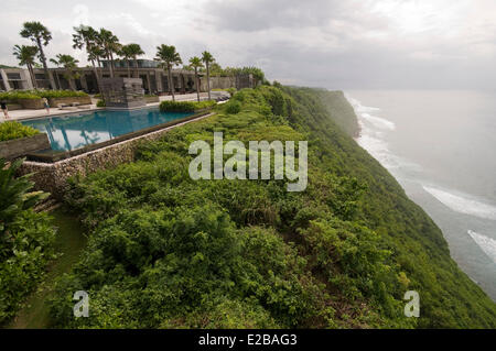 Indonesia, Bali, Bukit Peninsula, Pecatu, Uluwatu Alila Hotel, piscina esterna che si affaccia sull'Oceano Indiano Foto Stock