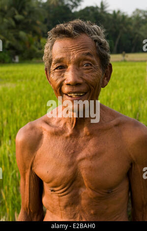 Indonesia, Bali, Tabanan Umabian, campi di riso, Subak sistema di irrigazione, elencati come patrimonio mondiale dall' UNESCO, il vecchio uomo sorridente Foto Stock