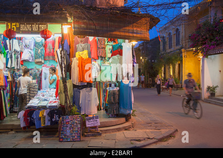 Negozio di abbigliamento al crepuscolo, Hoi An (Patrimonio Mondiale dell'UNESCO), Quang prosciutto, Vietnam Foto Stock