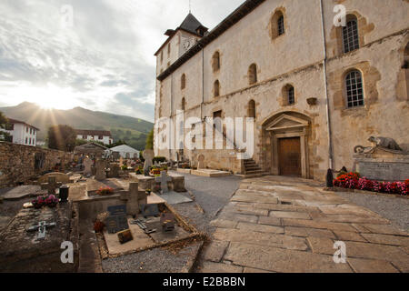 Francia, Pirenei Atlantiques, Sare, etichettati i più bei villaggi di Francia, chiesa Foto Stock