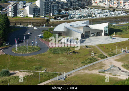 Francia, Calvados, COURSEULLES sur Mer, Juno Beach Centre, museo dedicato per il ruolo del Canada durante la Seconda Guerra Mondiale la Marina (vista aerea) Foto Stock