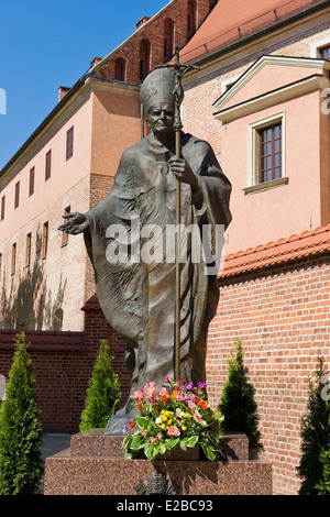 La Polonia, Cracovia, Wawel complessa, Papa Giovanni Paolo II statua Foto Stock