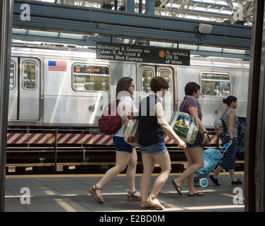 Frequentatori di spiaggia partono i Stillwell Avenue terminale in Coney Island a Brooklyn in New York sistema di metropolitana Foto Stock