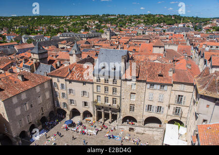 Francia, Aveyron, Villefranche de Rouergue, un arresto su El Camino de Santiago, visto sul posto Notre Dame poiché il campanile della chiesa collegiata di Notre Dame Foto Stock