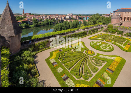 Francia, Tarn, Albi, città episcopale, classificato come patrimonio mondiale dall' UNESCO, giardini nel Palais de la Berbie oltre il fiume Tarn Foto Stock