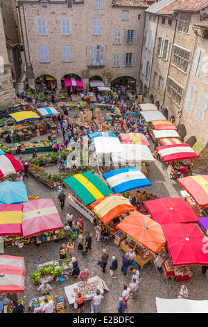 Francia, Aveyron, Villefranche de Rouergue, un arresto su El Camino de Santiago, giorno di mercato sul luogo Notre Dame Foto Stock